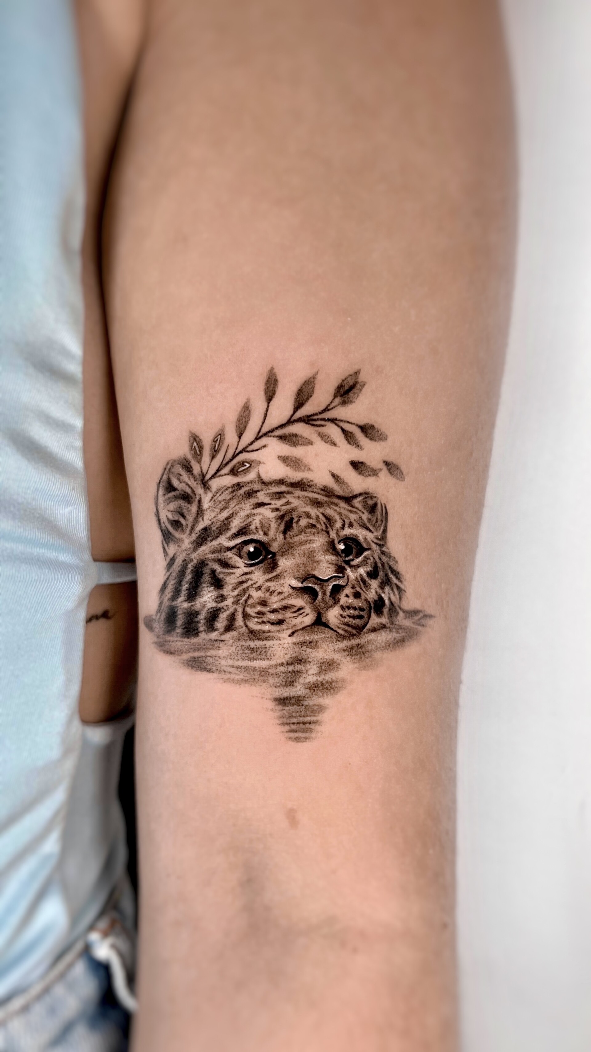 Tatuaje · Línea fina + sombras