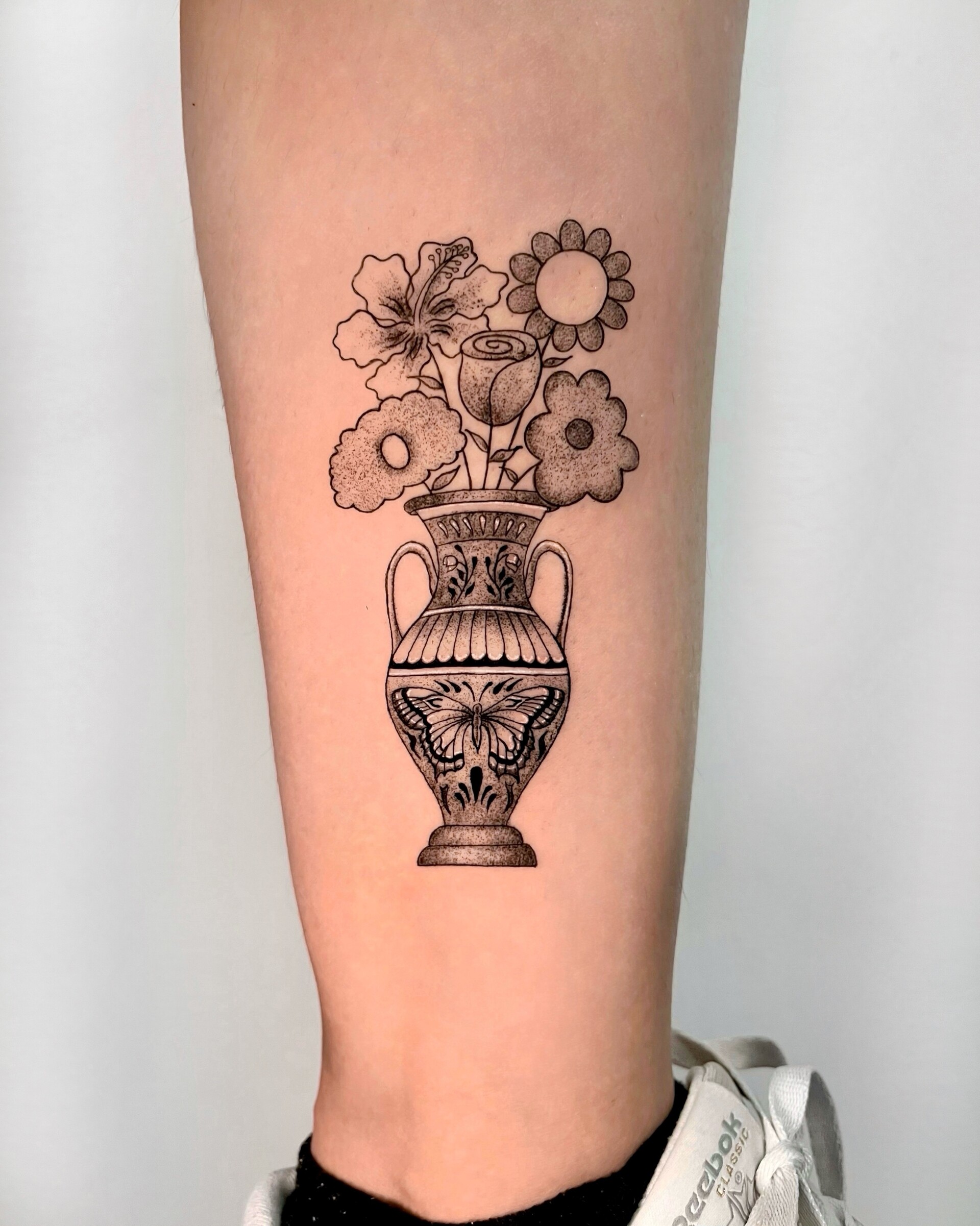 Tatuaje · Línea fina + sombras