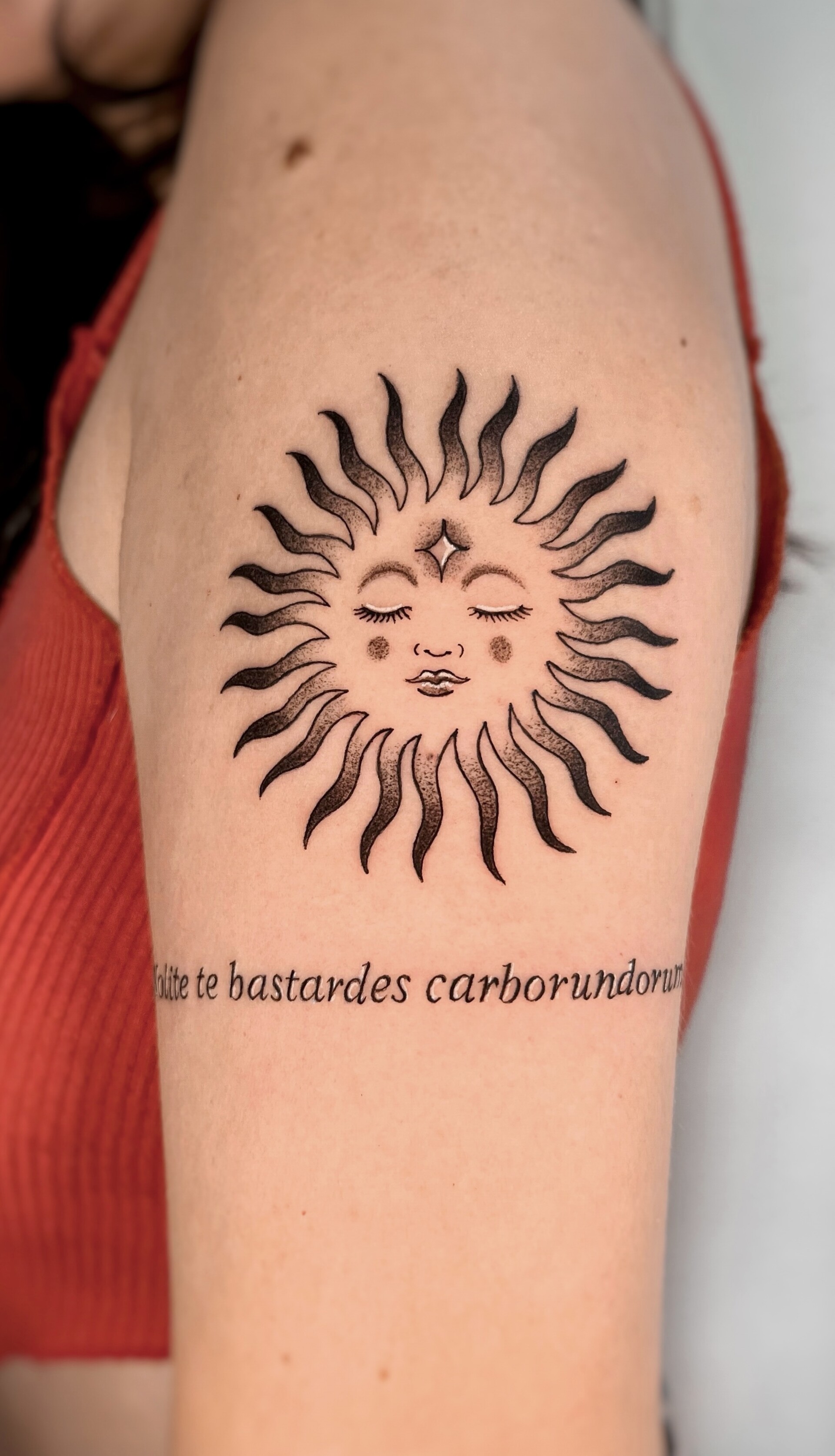 Tatuaje · Línea fina + sombras